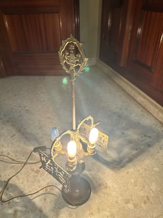 Lámpara de mesa dorada con detalles