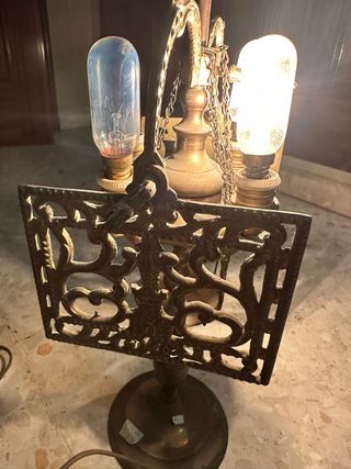 Lámpara de mesa dorada con detalles