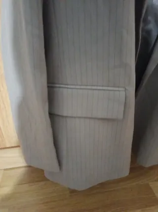 Blazer castanho, confortável, riscas suaves e novo