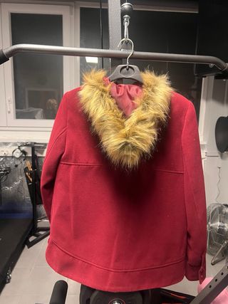 Abrigo paño rojo Stradivarius con capucha