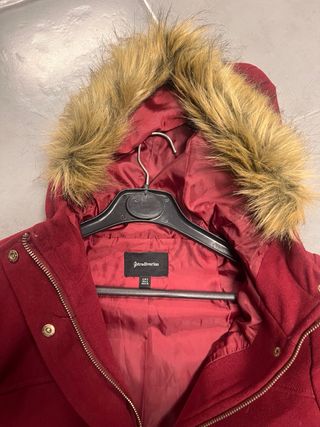 Abrigo paño rojo Stradivarius con capucha