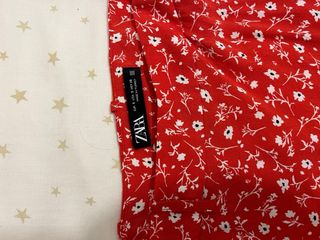 Falda Zara roja floral