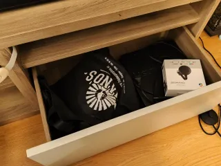 Mueble TV con vitrina y 3 cajones.