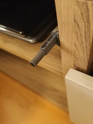 Mueble TV con vitrina y 3 cajones.