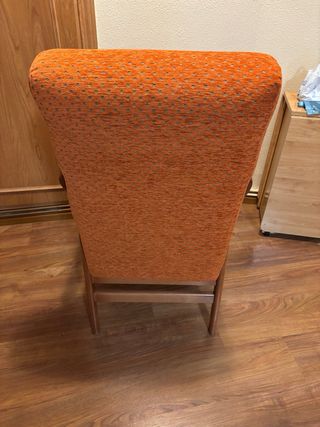 Sillón naranja de tela y madera