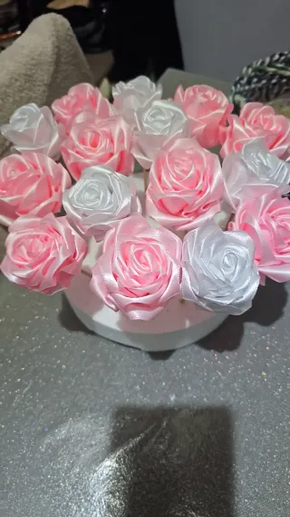 Rose in raso fatte a mano