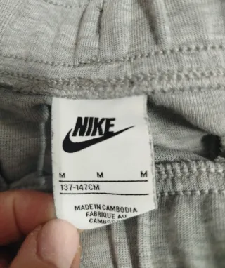 Pantalón Nike Tech Gris talla es una M de niño