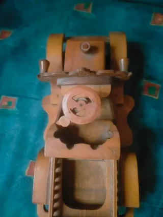 Coche de madera artesanal