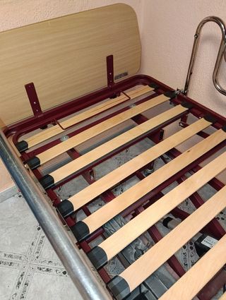 Cama articulada metálica y madera
