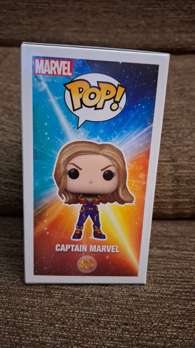 Funko Pop Captain Marvel 427 y camiseta Marvel