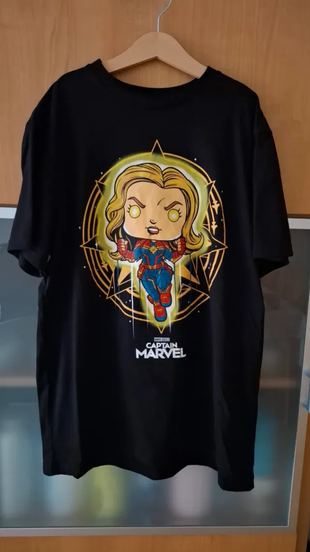 Funko Pop Captain Marvel 427 y camiseta Marvel