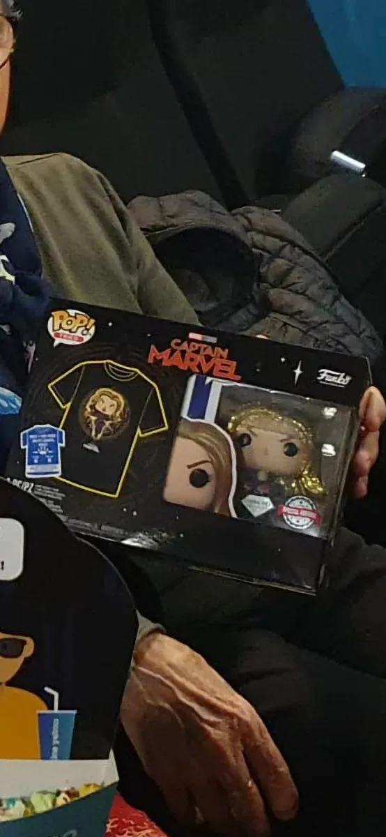 Funko Pop Captain Marvel 427 y camiseta Marvel