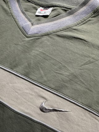 Camiseta Nike V-Neck Verde con Raya Crema