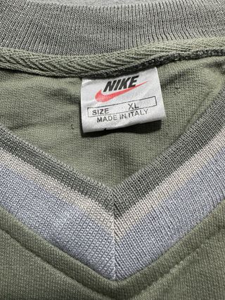 Camiseta Nike V-Neck Verde con Raya Crema