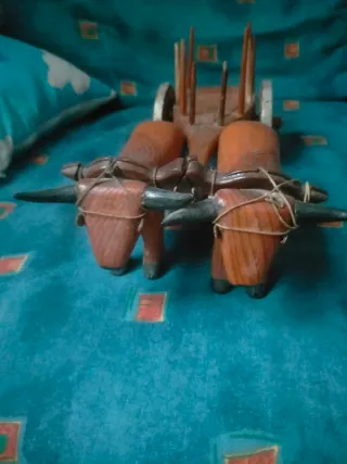 Bueyes y carro de madera decorativo