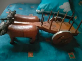 Bueyes y carro de madera decorativo