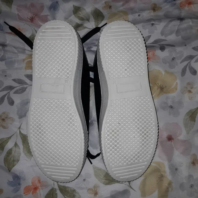 Zapatillas negras con detalles rosas