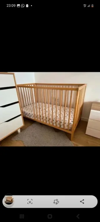 Cuna de madera con colchón