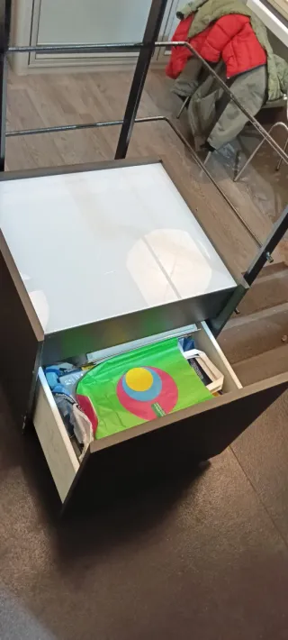 Cajonera de oficina marrón madera y vidrio