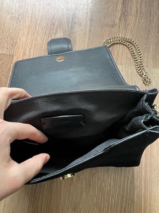 Bolso negro con cadena dorada