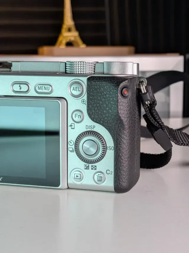 COMO NUEVA | Sony a6100 + objetivo kit