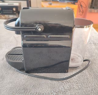 Cafetera Nespresso inissia DeLonghi. Color negro.