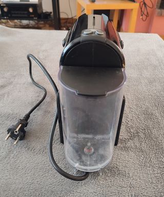 Cafetera Nespresso inissia DeLonghi. Color negro.