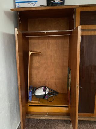 Armario clásico de madera y espejos de cristal