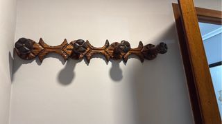 Perchero de madera rústico tallado