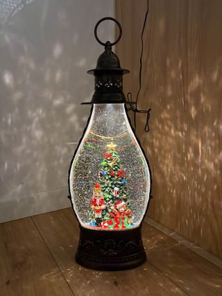 Linterna Navideña con Luces y Nieve