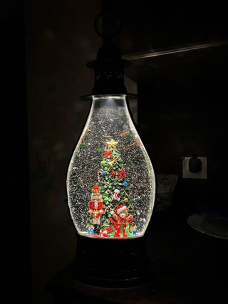 Linterna Navideña con Luces y Nieve