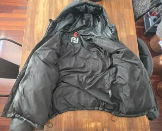 Cazadora efecto cuero negra con capucha