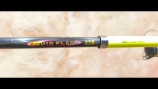 Caña de pescar con carrete y señuelo