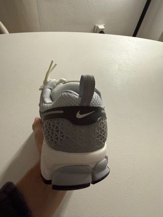 Nike Vomero 5 Gris y Blanco