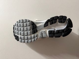 Nike Vomero 5 Gris y Blanco