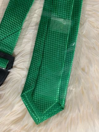 Corbata verde con etiquetas