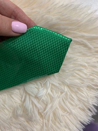 Corbata verde con etiquetas