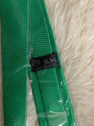 Corbata verde con etiquetas