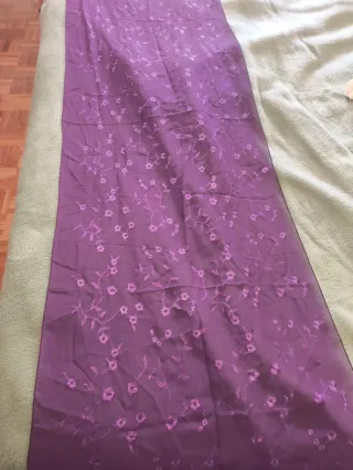 Mantoncillo bordado morado con flecos