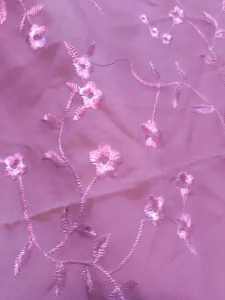 Mantoncillo bordado morado con flecos