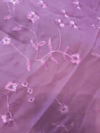 Mantoncillo bordado morado con flecos