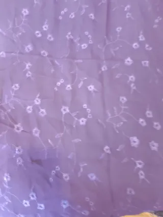 Mantoncillo bordado morado con flecos