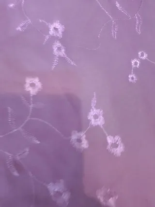 Mantoncillo bordado morado con flecos