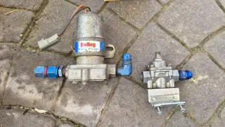 Depósito gasolina, bomba Holley y reloj Motometer