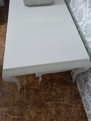 Mesa de comedor blanca estilo clásico