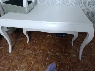 Mesa de comedor blanca estilo clásico