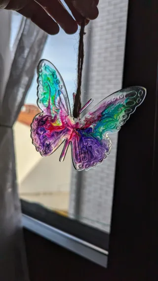 Mariposa decorativa multicolor hecha de resina
