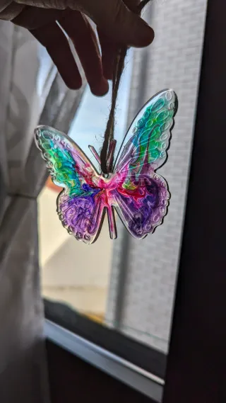 Mariposa decorativa multicolor hecha de resina