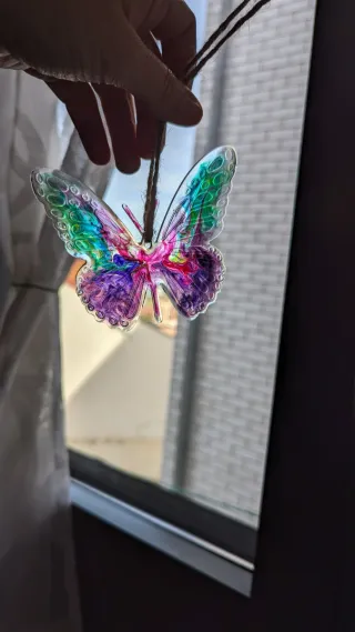 Mariposa decorativa multicolor hecha de resina