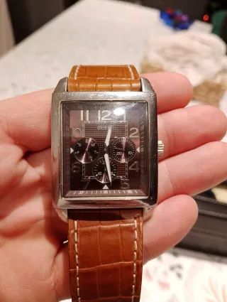 Reloj Guess Cuadrado Marrón y Plateado